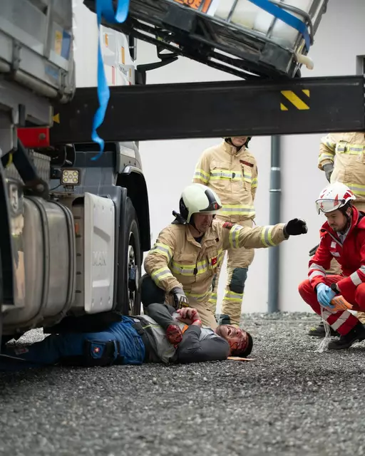 In St. Johann wurde das Übungsszenario im Bereich der Eichenhoflifte angesiedelt. Dort mussten nach einer Explosion mit Gefahrenstoffbeteiligung Betroffene teilweise aus der Gondel gerettet werden. | Foto: Landesrettungskommando/M. Purner