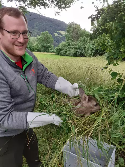 Michael Roßmann rettet in seiner Freizeit freiwillig Rehkitze vor dem sicheren Mähtod.  | Foto: Michael Roßmann