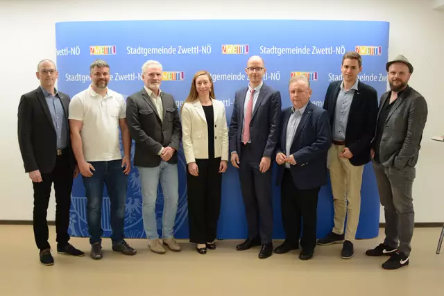 Bei der Infoveranstaltung zum PVZ in Zwettl: David Pollak (Leiter der Österreichischen Gesundheitskasse Zwettl), Gesundheitsstadtrat Daniel Ruttinger, Wolfgang Gruber (PVZ Management), Mag. Renate Reingruber, MBA (NÖGUS), KAD Dr. Gottfried Zeller, LLM MBA (Ärztinnen- und Ärztekammer NÖ), Bürgermeister LAbg. ÖkR Franz Mold, Vizebürgermeister Alexander Leutgeb, MA, und Stadtrat Michael Friedl. | Foto: Stadtgemeinde Zwettl