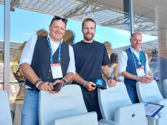 Slalom-Weltcupgesamtsieger Marco Schwarz (Mitte) eröffnete das ÖFB-UNIQA-Cupfinale 2024/25 im wörtherseestadion.  | Foto: Peter Tiefling/KK