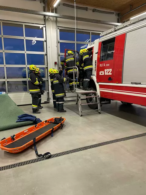 Die Statzendorfer Feuerwehr machte eine Übung zur Menschenrettung.  | Foto: Markus Kral