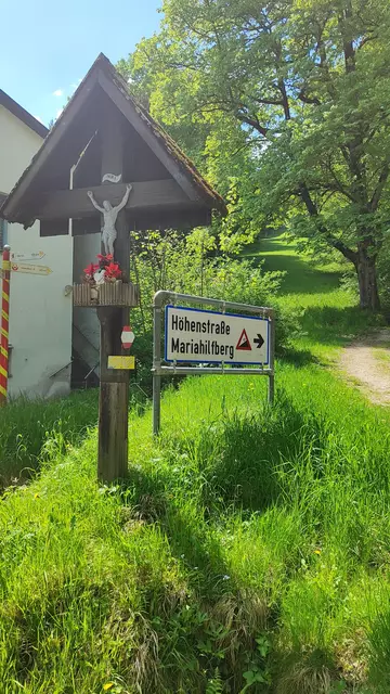 bei dem Holzkreuz biegen wir in den Waldweg ab... | Foto: I.Wozonig