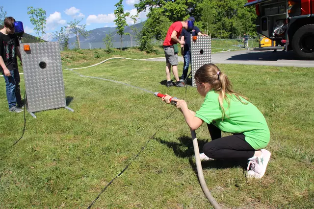 Voll konzentriert und zielsicher führte Selina das Strahlrohr. | Foto: Manfred Jordan