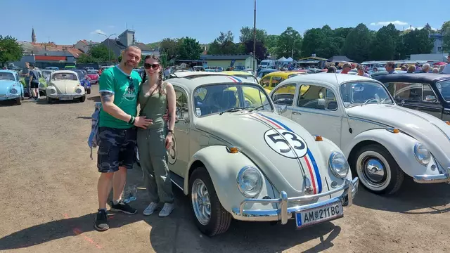 Die Gäste ließen sich mit den Kult-Autos ablichten. | Foto: Hohenegger