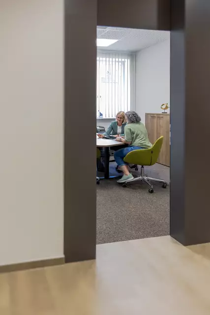 Das Beratungsbüro besticht durch Helligkeit und freundliche Privatsphäre. | Foto: Ramona Kielnhofer