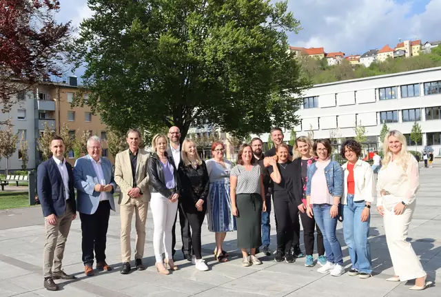 Die Gewinner mit Vizebürgermeister Michael Baumgartner, Bürgermeister Walter Zemrosser, Stadtamtsleiter Hubert Madrian und WK Bezirksstellenleiter Robert Schratt (von
links) und Junge Wirtschaft-Bezirksvorsitzende Anamaria Gassinger (ganz rechts) | Foto: Stadtgemeinde Althofen