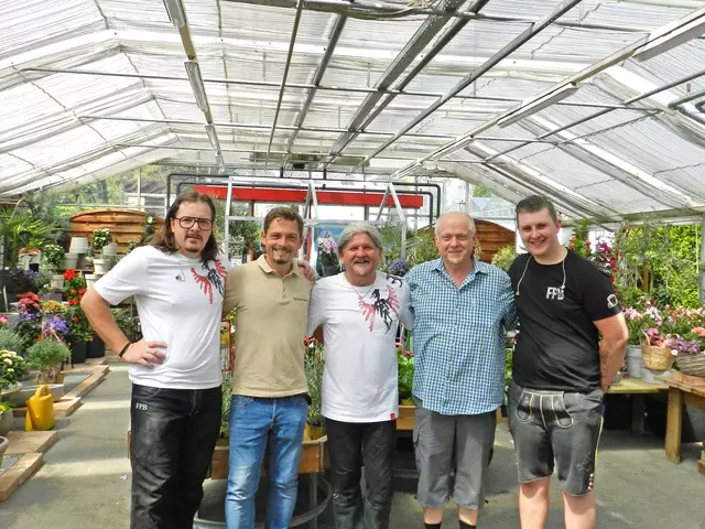 Die Freddy Pfister Band mit Josef jun. (2.v.li.) und Josef sen. (2.v.re.) in der blühenden Blumenwelt Norz Tichoff | Foto: Norz