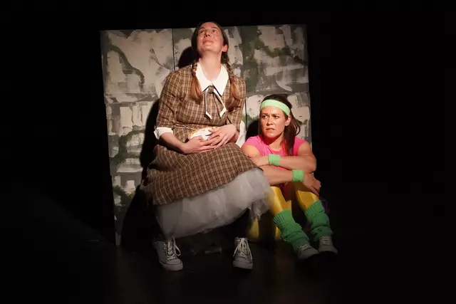 Hinter der Mauer kann es ganz schön dunkel und eng werden.  | Foto: AMG