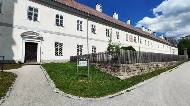 gleich anschließend an die Kirche ist das Areal des Servitenklosters... | Foto: I.Wozonig