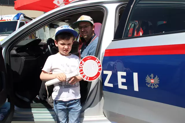 Samuel hatte Spaß mit der Polizeikelle, die bei manchem Autofahrer freilich keine guten Erinnerungen weckt. | Foto: Manfred Jordan