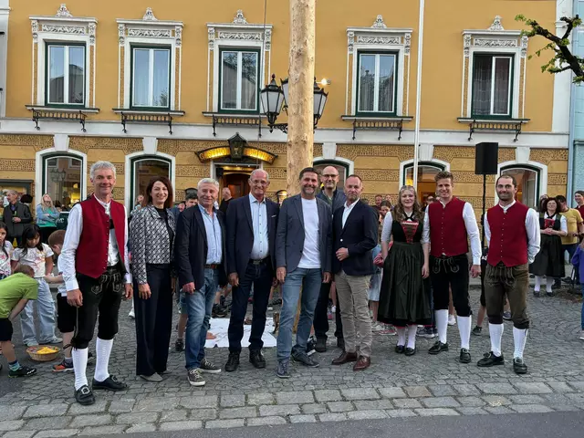 Beim Maibaumaufstellen wurde gleichzeitig das Jubiläum der Fusionierung gefeiert. | Foto: Stadtgemeinde Rohrbach-Berg