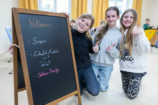 In vielen Schulen der Steiermark gehört ein ausgewogener Speiseplan zur gelebten Gesundheitsförderung – auch in Großklein informieren sich Schülerinnen neugierig über das tägliche Menü. | Foto: Gesundheitsfonds Photoworker