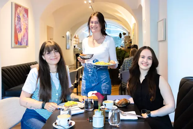 "Minimali" Gründerin Marlene Sophia Znopp (l.) beim "Business-Frühstück" mit MeinBezirk Redakteurin Marion Zelzer (r.) im Kai 36. | Foto: Konstantinov