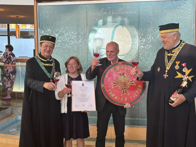 Larimar-Hotelier Josef Haberl (links) und Weinritter-Vizekonsul Ernst Möderl (rechts) stießen mit den Jahressiegern Theresia und Harald Kaiser an. | Foto: Martin Wurglits