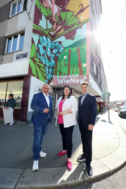 Bezirksvorsteher Peter Jagsch, Vizebürgermeisterin 
Kathrin Gaál (beide SPÖ) und Stephan Hartmann (WieNEU+) präsentieren das Wandbild.  | Foto: Stadt Wien/Martin Votava