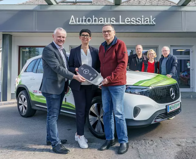 Vor Ostern fand die Übergabe des neuen Autos für den e-Fahrtendienst im Autohaus Lessiak statt: Martin Leonhardsberger, Sylvia Lessiak, Herbert Wohlfahrt, Alfred Schausberger, Gertrude Wohlfahrt und Hubert Hackl. | Foto: Stadt Mank