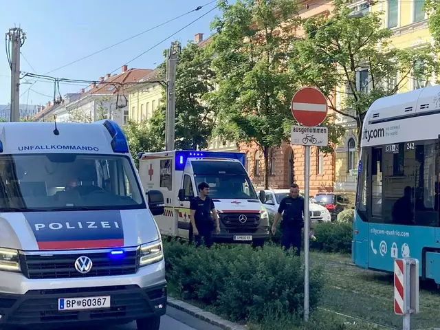 In der Grazer Conrad-von-Hötzendorf Straße kam es am Freitagmorgen zu einem schweren Verkehrsunfall zwischen einer Straßenbahn und einem Radfahrer. (Symbolfoto) | Foto: KARIN ZEHETLEITNER / APA / picturedesk.com