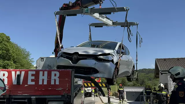 Das Fahrzeug wurde mit dem Wechselladefahrzeug der Feuerwehr Altlengbach geborgen. | Foto: Doku NÖ