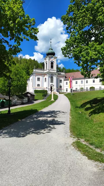 ...und schon befindet man sich auf dem Vorplatz der Wallfahrtskirche am Mariahilfberg... | Foto: I.Wozonig