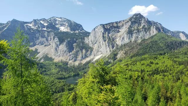 Blick zum hinteren Langbathsee ins Höllengebirge.