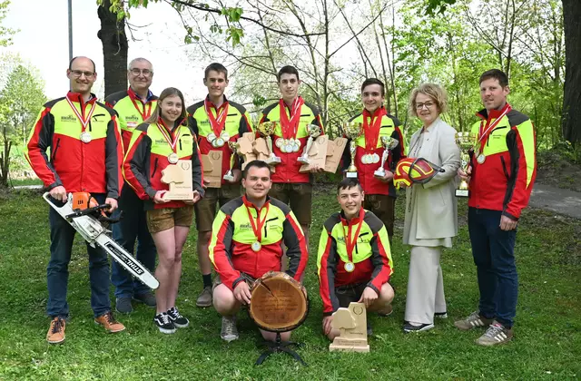 Waldwirtschaftslehrer Martin Gilge, Waldwirtschaftslehrer Ewald Gill, Mariella Pichler, Jonas Löffler, Matthias Stockner, Florian Hollaus, Florian Hinterramskogler, Simon Resch, Bildungs-Landesrätin Christiane Teschl-Hofmeister und Praxislehrer Alexander Danner | Foto: Jürgen Mück