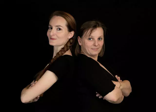 Erster gemeinsamer historischer Kriminalroman: Gudrun Wieser (l.) und Marion Wiesler präsentieren "Die Toten vom Salzberg". | Foto: Gerald Schutting