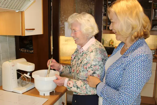 Gemeinsames Kochen macht Freude und ist gleichzeitig eine wertvolle Unterstützung für alleinstehende Menschen.
 | Foto: Zeitpolster GmbH