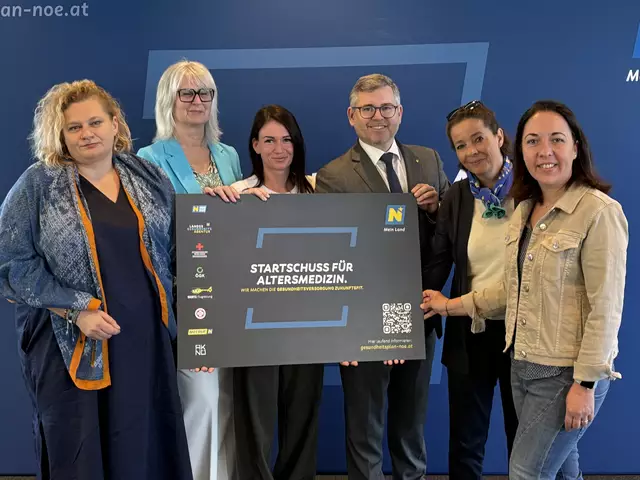 Für gesundes Altern: LGA-Vorständin Elisabeth Bräutigam, Pflegedirektorin Cornelia Palmetzhofer (LK Klosterneuburg), Zentrums-Leiterin Anna Krammer (LK Klosterneuburg), Landesrat Ludwig Schleritzko, Leiterin Marianne Patsch (LK Stockerau) und Leiterin Elke Maurer (LK Waidhofen/Thaya). | Foto: Sandra Schütz / MeinBezirk