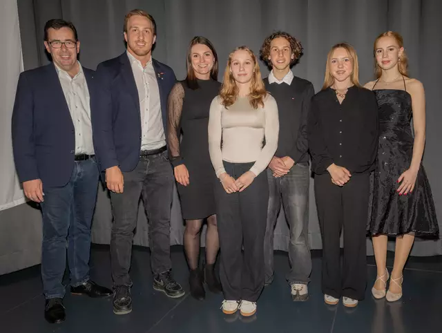 Von links: Bürgermeister Hasenöhrl, Markus Ragginger (Österr. Staatsmeister 2023 und 2024), Julia Langhammer (1. Platz Austrian International Shotokan Championship 2024), Sophia Veichtlbauer und Fanny Seidl (Staatsmeisterinnen Voltigieren im „Pas de deux“), Jonas Wallner (Landesmeister Kata Team allgemeine Klasse), Emma Wischenbart (Europameisterin im Lyrical Dance, Acrobatic Dance und Showdance) | Foto: Gemeinde Wals-Siezenheim