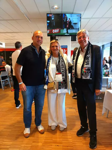 Landeshauptmann Dr. Peter Kaiser, Waltraud Riegler und KFV Präsident Dr. Martin Mutz hofften auf eine WAC-Sieg und wurden nicht enttäuscht. Ihr Team siegte mit 1:0.  | Foto: Peter Tiefling/KK