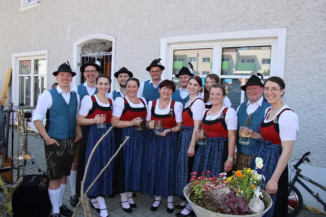 Der Heimatverein Straßwalchen war beim Maibaumfest in Irrsdorf stark vertreten.