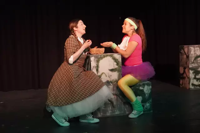 Veronika Schmidinger und Flora Resl spielen die kleinen Vögel im Theater 7ieben und 7iebzig. | Foto: AMG