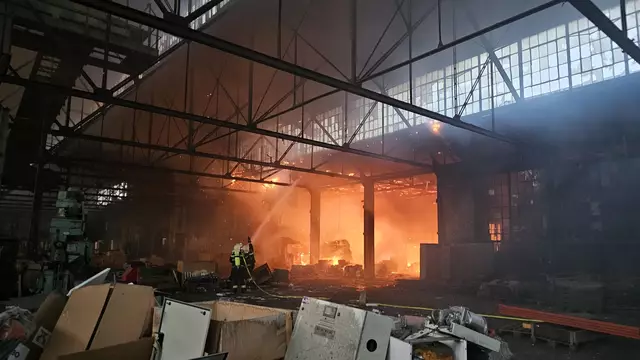 Einsatz der Feuerwehr in einer Lagerhalle in der Wiener Straße. | Foto: FF WRN