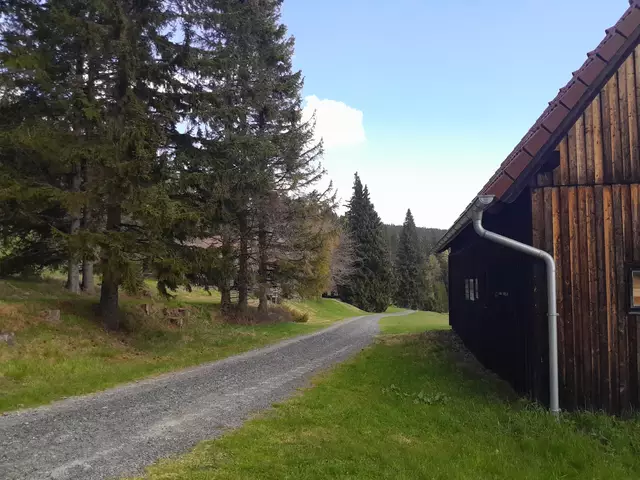 Dem Weg folgend liegt das alte Forsthaus und die Bourbon-Kapelle, wo ich voriges Jahr war.