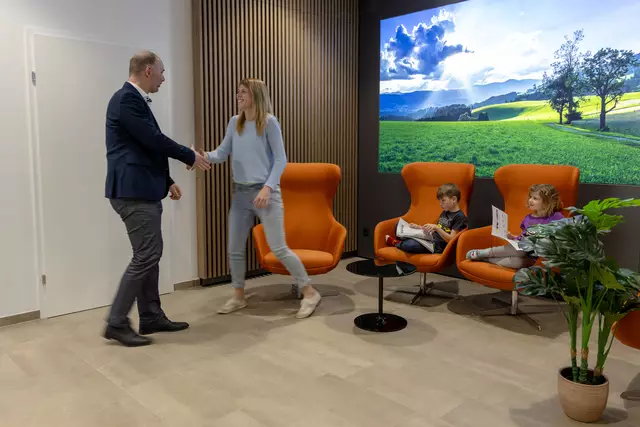 Der modern gestaltete Wartebereich ist für Groß und Klein ein Ort zum Wohlfühlen. | Foto: Ramona Kielnhofer