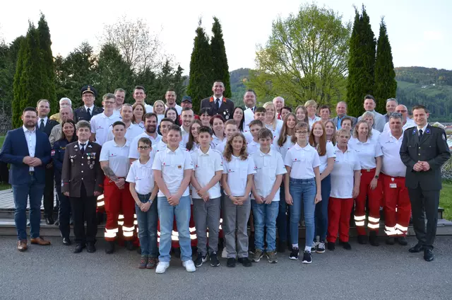 Die Rotkreuz-Helferinnen und Helfer mit den Ehrengästen und dem neuen Ortsstellenleiter Volkart Kienzl (r.). | Foto: Oblak