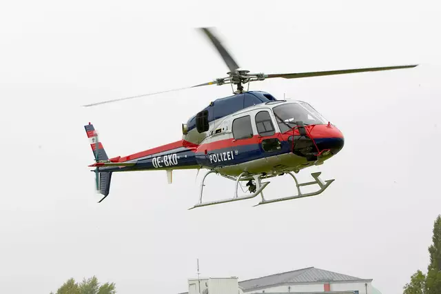 In der Nacht auf Freitag suchte die Polizei mit einem Hubschrauber nach drei Jugendlichen, die in der Donaustadt in mehrere Autos eingebrochen haben sollen. (Symbolfoto) | Foto: BMI/Alexander Tuma