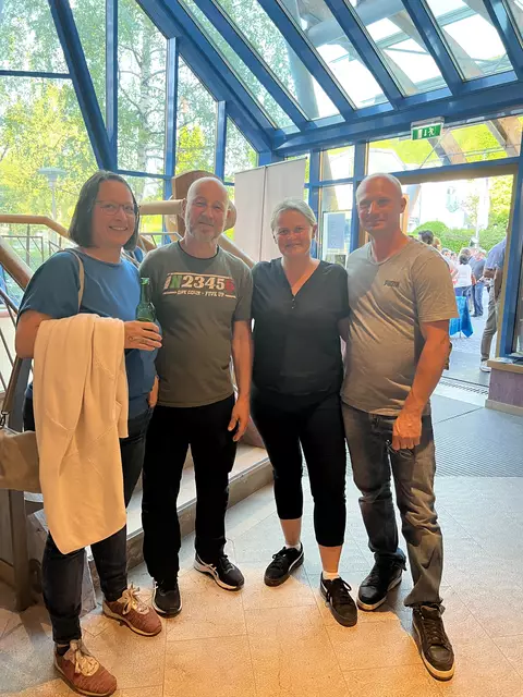 von links nach rechts: Maria Egger-Naderlinger, Chefin des Vereins Früh R Leben
(Neonatologie Salzburg), Roland Düringer, Küchenchefin der Pro Mente Salzburg Maria Burger mit Gatte