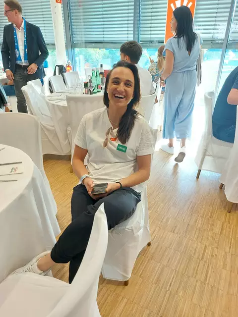 Olympiasiegerin Lara Vadlau kann wieder gut lachen. hat sie doch den 12 Kilogramm schweren Cup-Poklal sicher auf das Spielfeld getragen.  | Foto: Peter Tiefling/KK