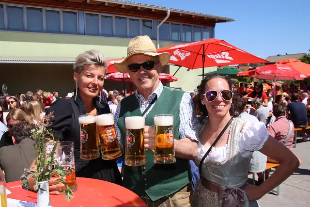 Bürgermeister Wolfgang Wagner mit Renata und Alexandra.
