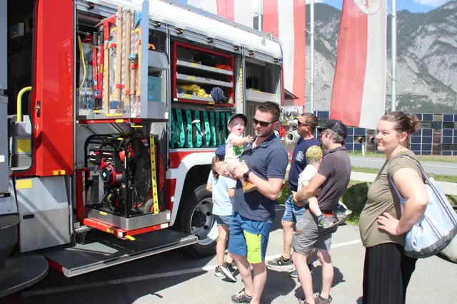 Neugierig inspizierten die Besucher das "Innenleben" der Feuerwehrfahrzeuge. | Foto: Manfred Jordan