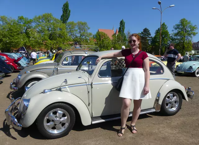 Selina vor einem 60er-Käfer in Eggenburg. | Foto: Hohenegger