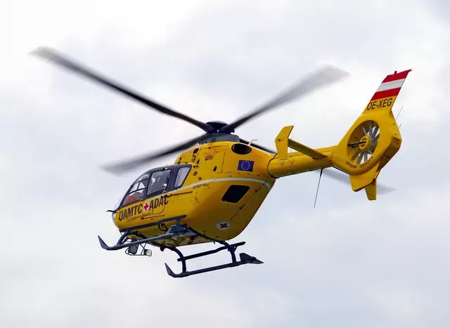 Der ÖAMTC-Rettungshubschrauber C17 stand am Donnerstagnachmittag am Hochblaser im Einsatz: Ein 43-jähriger Mann aus dem Bezirk Graz-Umgebung war beim Abstieg tödlich verunglückt.  | Foto: ÖAMTC