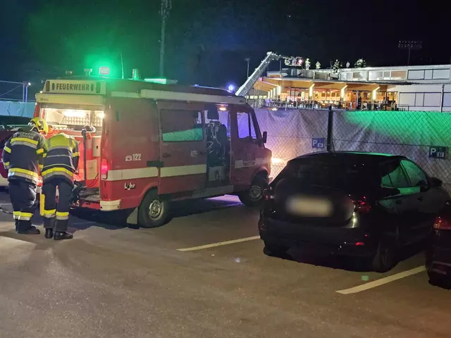 Die Dachfolie des VIP-Bereichs der Arena geriet in Brand. | Foto: Georg Bachhiesl