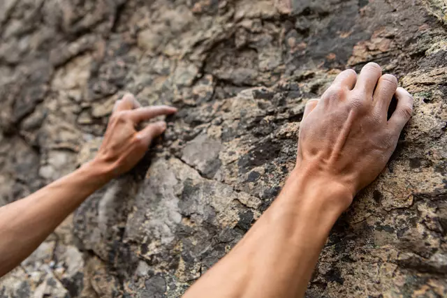 Weil sich eine Felsschuppe löste, stürzte der 22-Jährige sechs Meter ab und verletzte sich schwer an beiden Beinen. | Foto: Symbolbild Adobe Stock