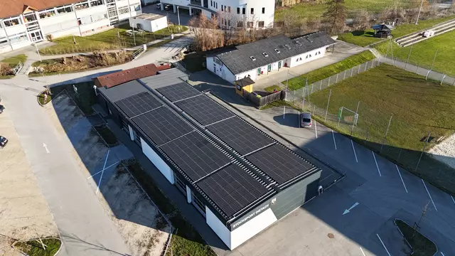 Eine weitere PV-Anlage befindet sich auf der neuen Stocksporthalle in Dietach. | Foto: Manuel Hahn