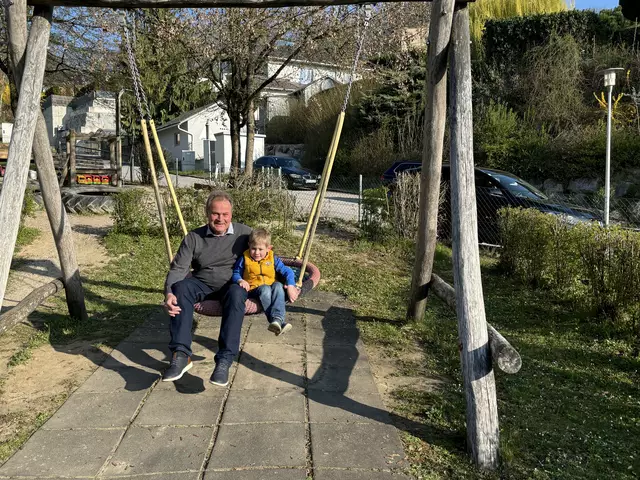 Bürgermeister Johannes Kampenhuber mit seinem Enkel, der den Kindergarten besucht.  | Foto: kai