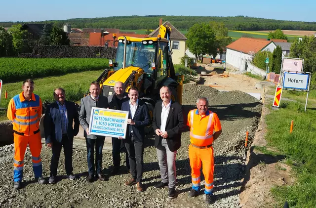 Patrick Köppl (Straßenmeisterei Retz), Erwin Schauaus (Ortsvorsteher), Stefan Lang (Bürgermeister von Retz, ÖVP), Werner Greiner (Leiter der Straßenmeisterei Retz), Landtagsabgeordneter Michael Sommer in Vertretung von LH-Stellvertreter Udo Landbauer (FPÖ), Wolfgang Dafert (Leiter der Straßenbauabteilung Hollabrunn) und Robert Gebhart (Straßenmeisterei Retz) | Foto: Amt der NÖ Landesregierung