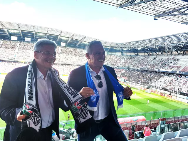 Landeshauptmann Dr. Peter Kaiser drückt für den RZ Pellets WAC und Landeshauptmann Mario Kunasek (r.) für den TSV Glas Egger Hartberg die Daumen ,  | Foto: Peter Tiefling/KK