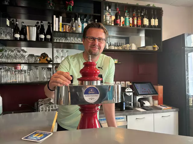 Vom Stammgast zum Wirt: Klaus Karner betreibt das Café Zunki in der Augasse mit Leib uns Seele. | Foto: Christoph Lamprecht